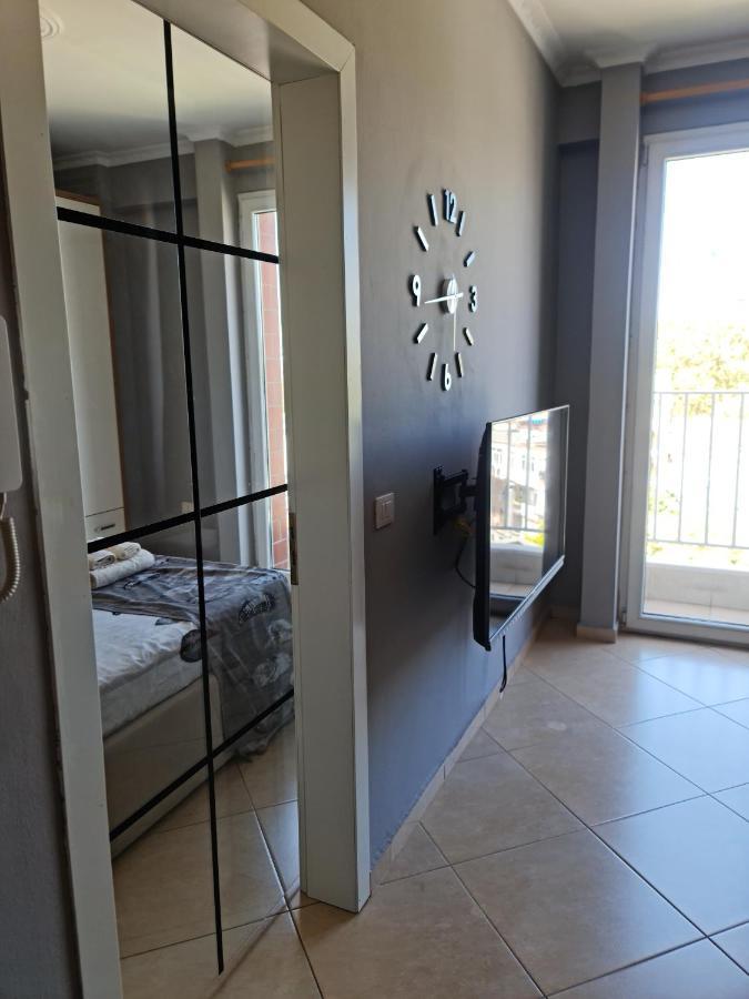 6th Floor Apartments, Apartament *