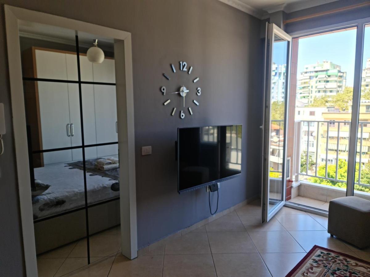 6th Floor Apartments, Apartament *