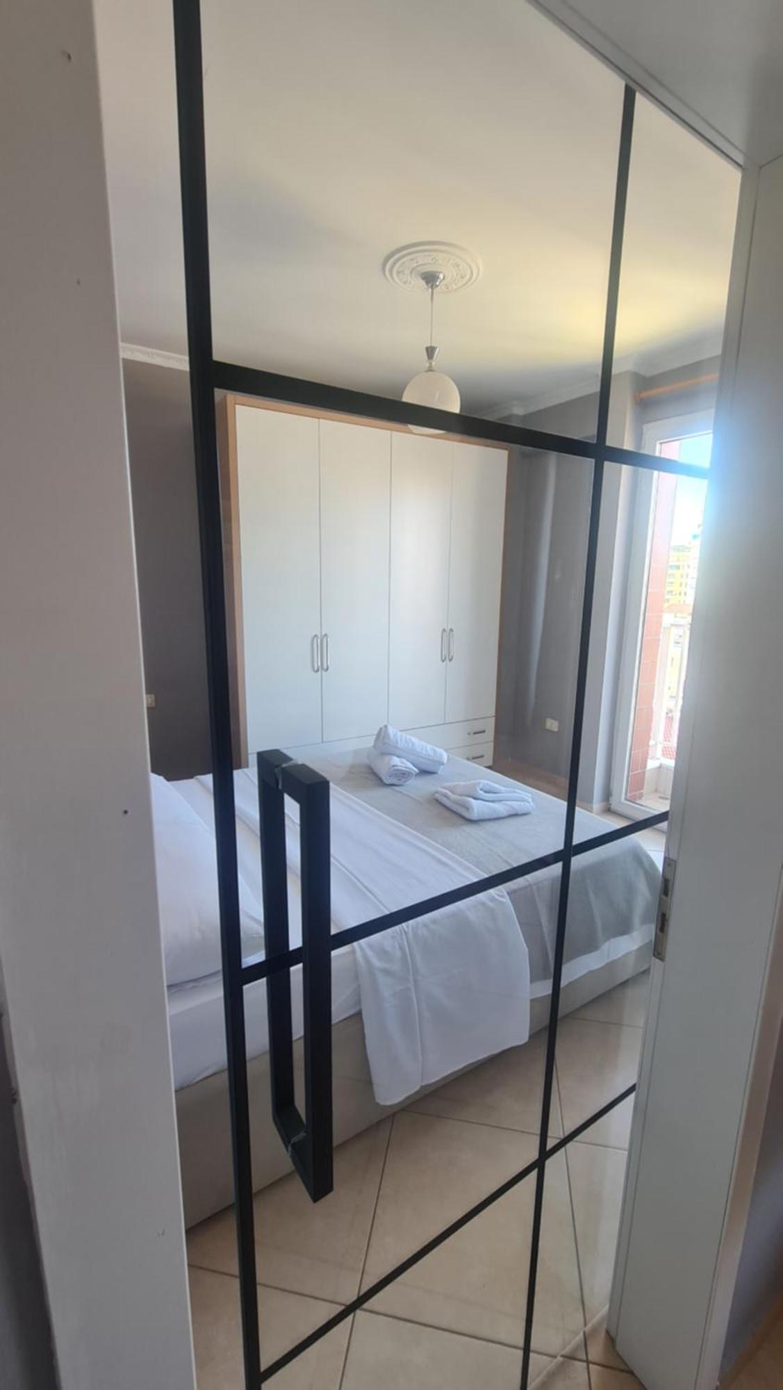 6th Floor Apartments, Apartament